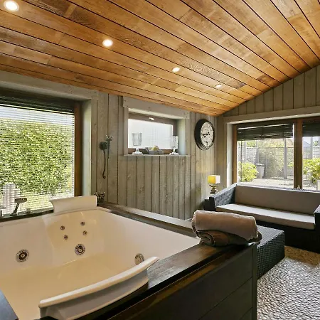 ヴィラ Luxury Villa With Sauna In Westende Belgium ミデルケルケ